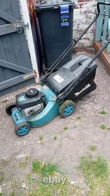 Makita PLM4101 Petrol Lawn Mower With Briggs And Stratton Engine Working