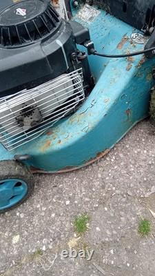 Makita PLM4101 Petrol Lawn Mower With Briggs And Stratton Engine Working
