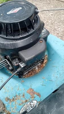 Makita PLM4101 Petrol Lawn Mower With Briggs And Stratton Engine Working